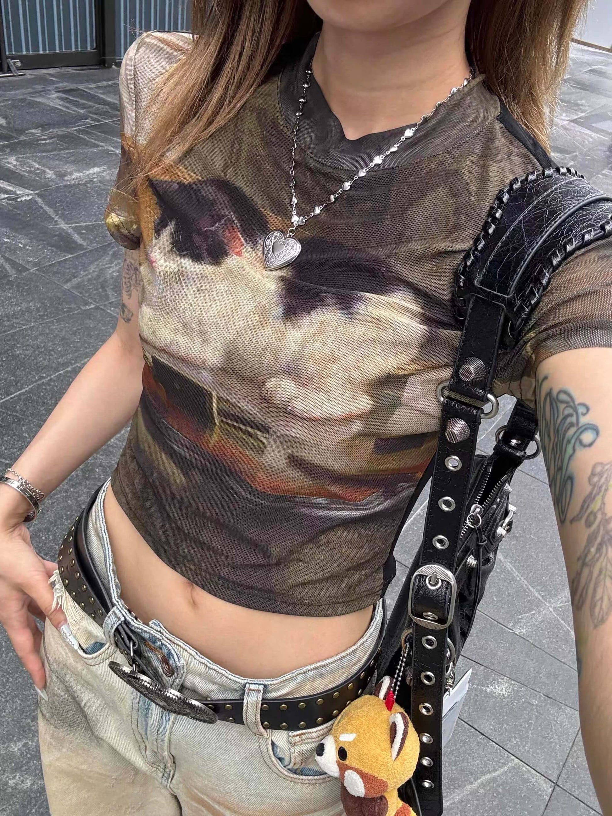 ゆるかわ猫アートプリントクロップドTシャツ｜可愛い猫柄半袖トップス